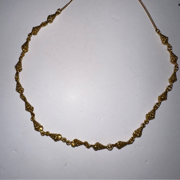 Gold sea shell necklace - Picture 3 of 5